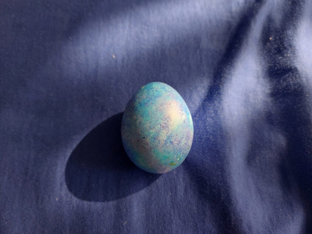 Blau-gesprenkeltes Osterei