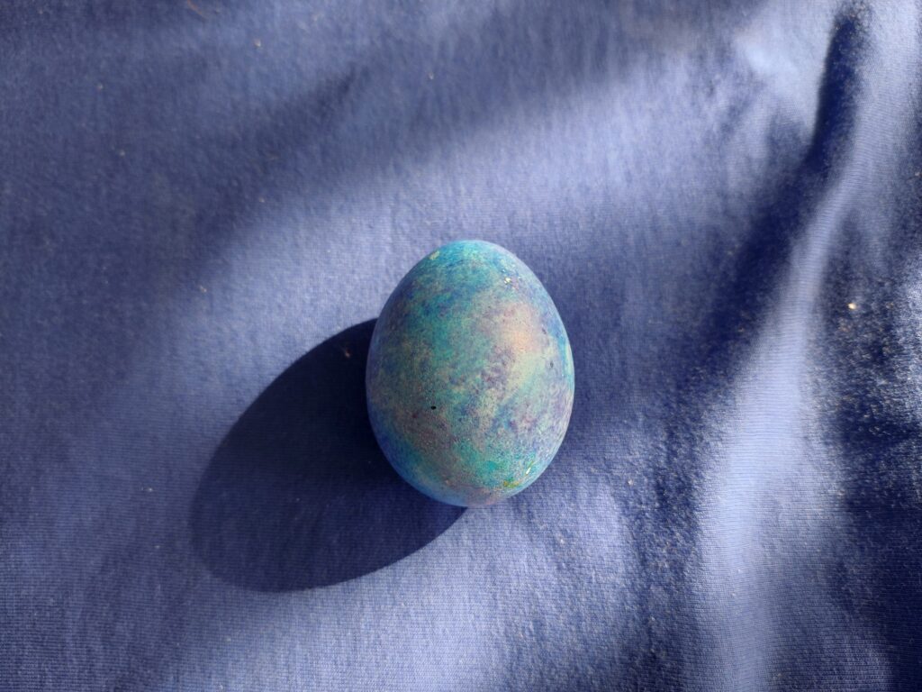 Blau-gesprenkeltes Osterei
