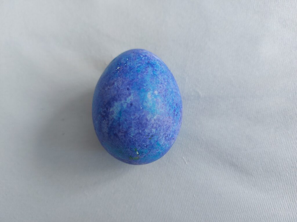 Blau-gesprenkeltes Osterei