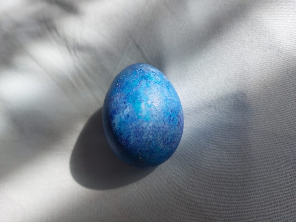 Blau-gesprenkeltes Osterei