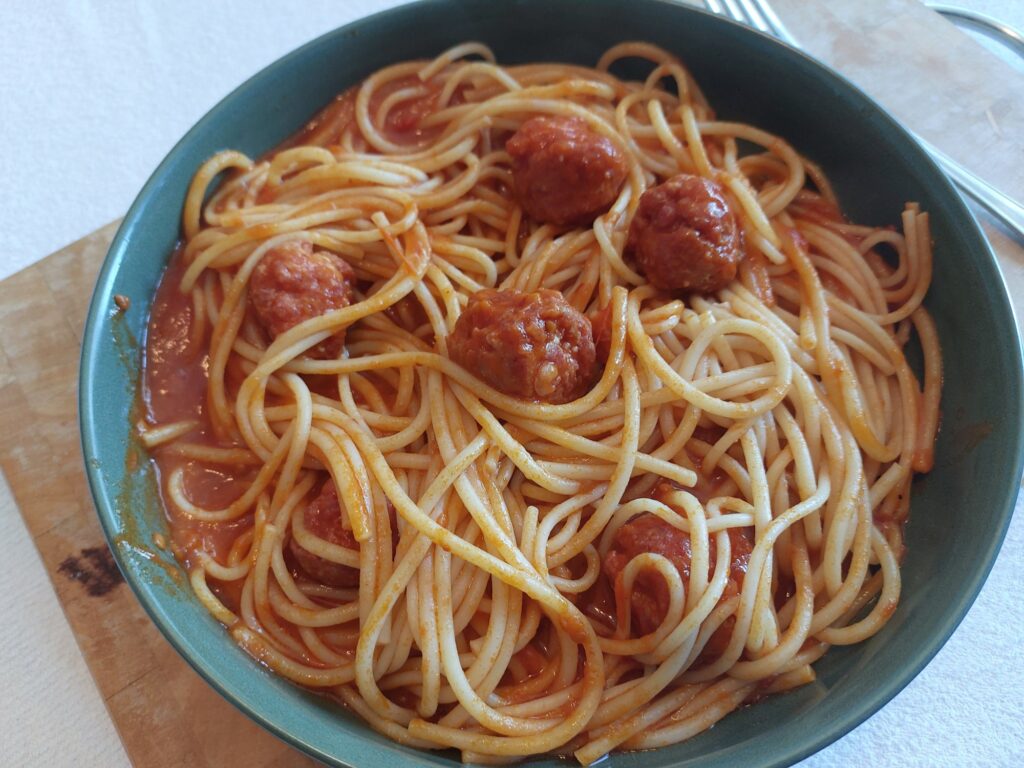 Spaghetti, Tomatensoße, Salsiccia-Bällchen