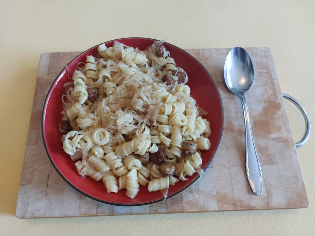 Nudeln, Sauerkraut und Bratwurst
