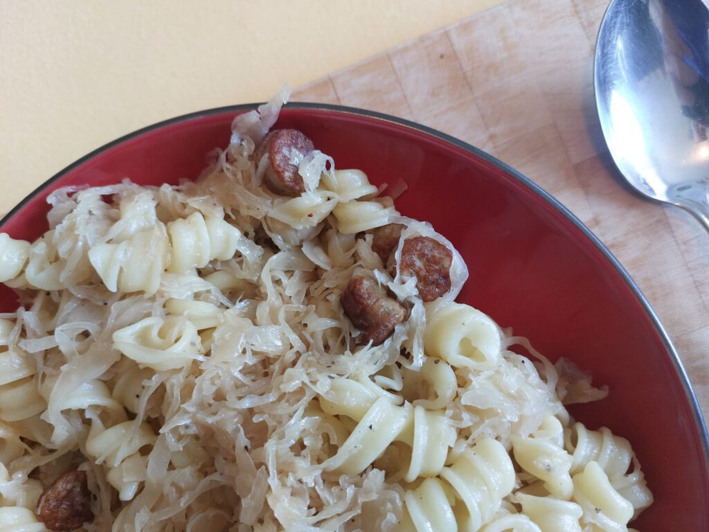 Nudeln, Sauerkraut und Bratwurst