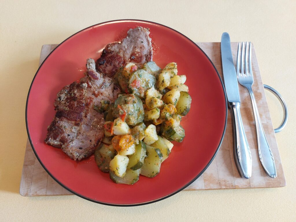 Marinierter Nacken an Schmorgurke mit Kartoffeln und Tomate