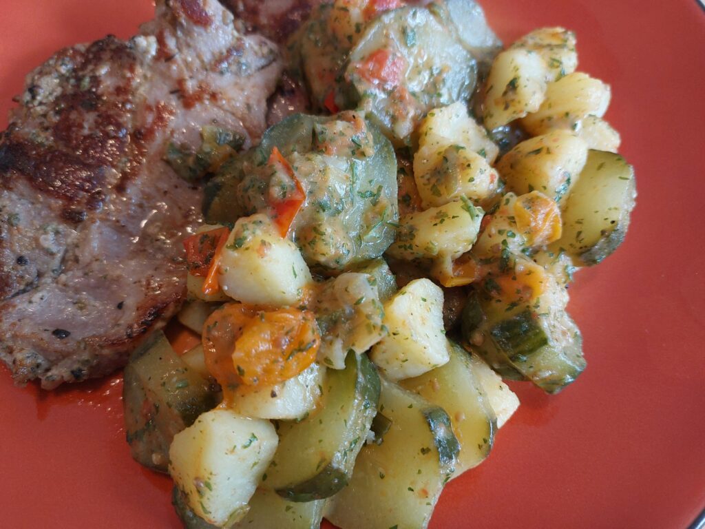 Marinierter Nacken an Schmorgurke mit Kartoffeln und Tomate