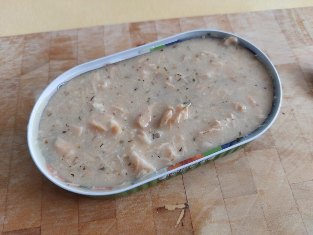 Geschüttelte Fischkonservendose (Lachs in Kräutersoße)