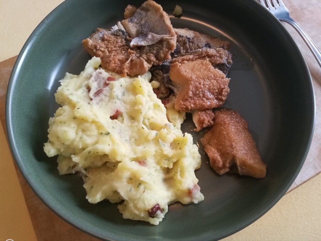 Brathering mit speckigem Kartoffelpüree