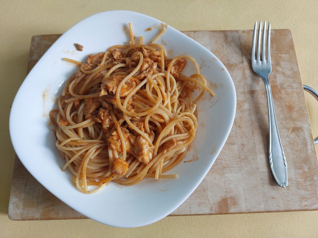 Spaghetti mit Dosenlachs in Tomatensoße