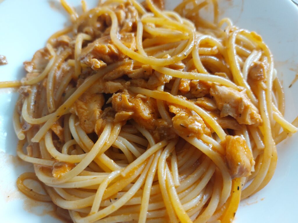 Spaghetti mit Dosenlachs in Tomatensoße