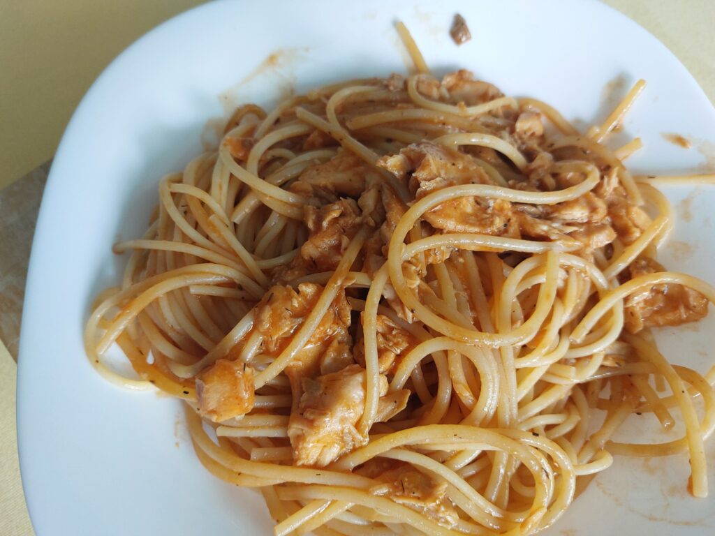 Spaghetti mit Dosenlachs in Tomatensoße