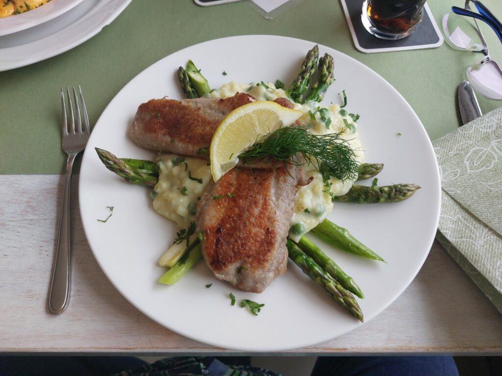 Welsfilet auf Kartoffelrisotto mit Erbsen und grünes Sparkel. Und Salz.