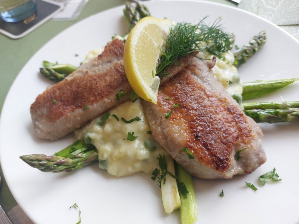 Welsfilet auf Kartoffelrisotto mit Erbsen und grünes Sparkel. Und Salz.