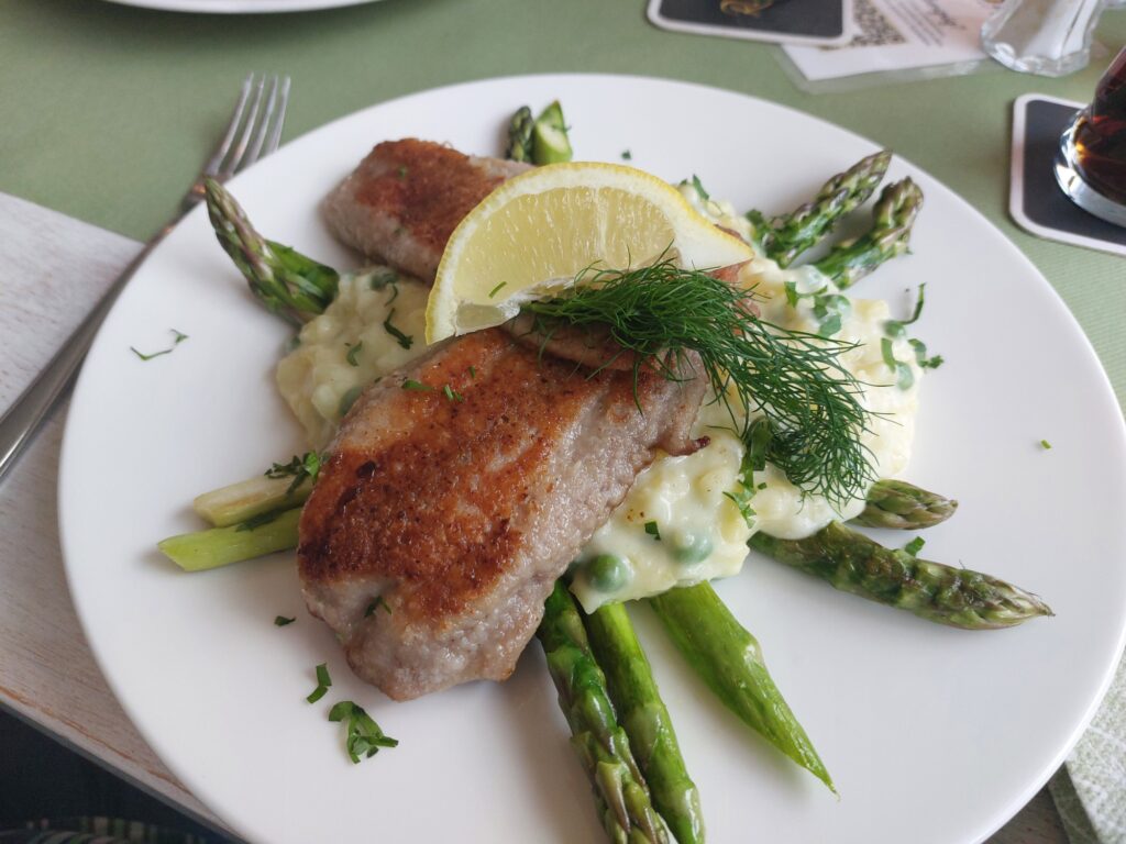 Welsfilet auf Kartoffelrisotto mit Erbsen und grünes Sparkel. Und Salz.
