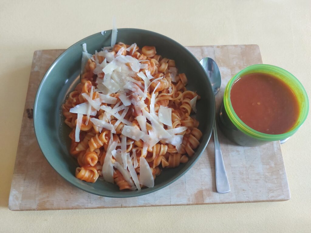 Pasta mit Tomatensoße (+Extra) und Parmesanspänen