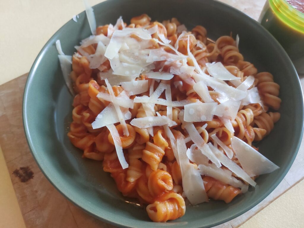 Pasta mit Tomatensoße (+Extra) und Parmesanspänen