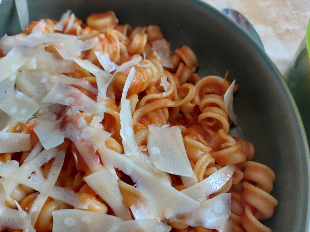Pasta mit Tomatensoße (+Extra) und Parmesanspänen