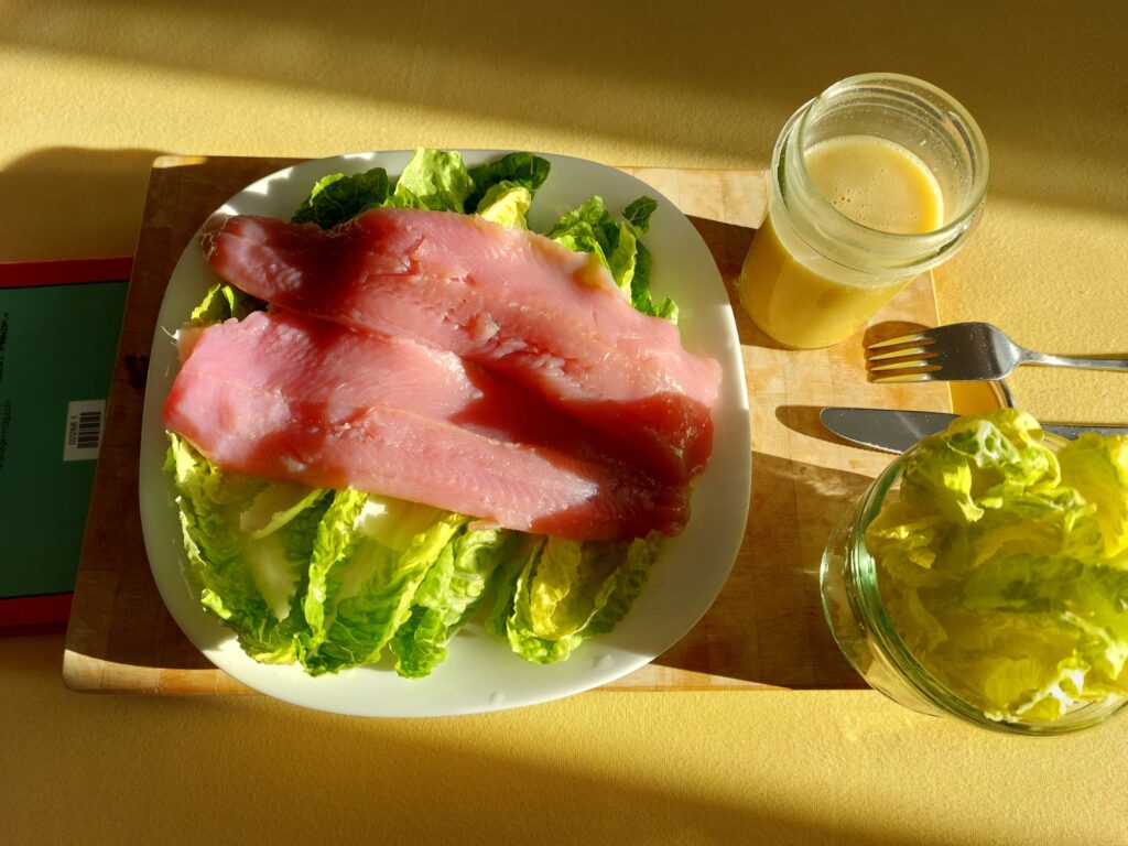 Forellenfilet nach Matjesart auf Salat mit Dressing (Extradippers)