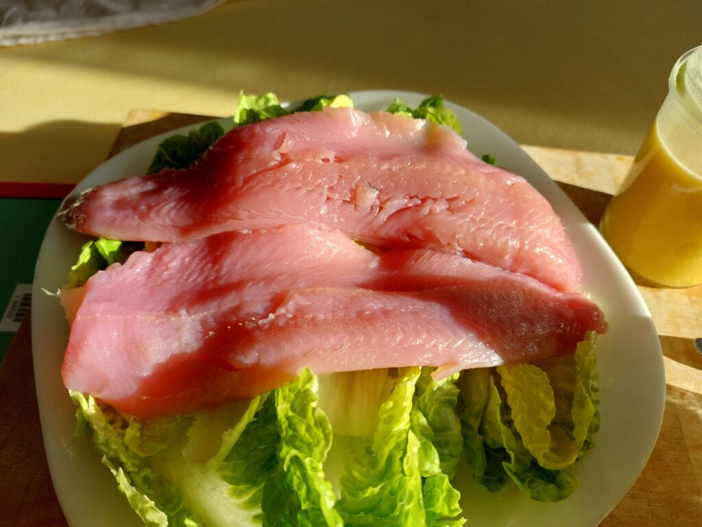 Forellenfilet nach Matjesart auf Salat mit Dressing (Extradippers)