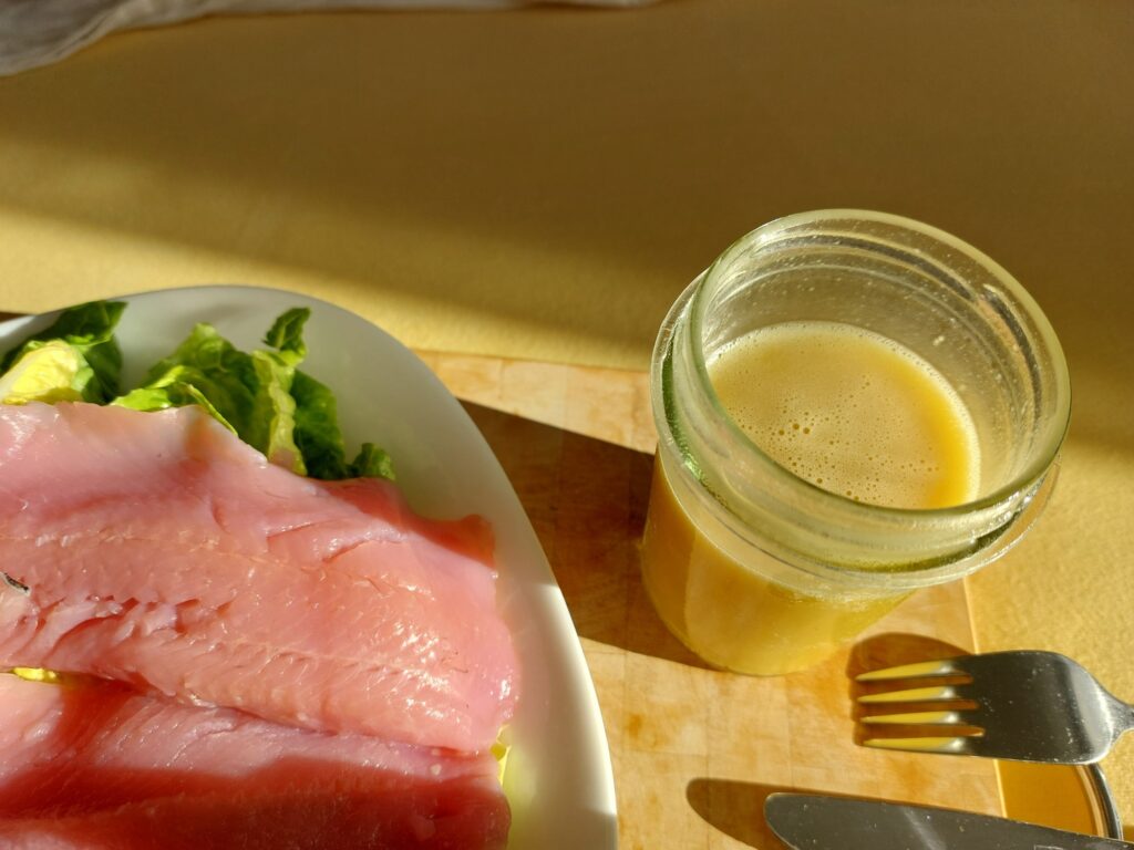 Forellenfilet nach Matjesart auf Salat mit Dressing