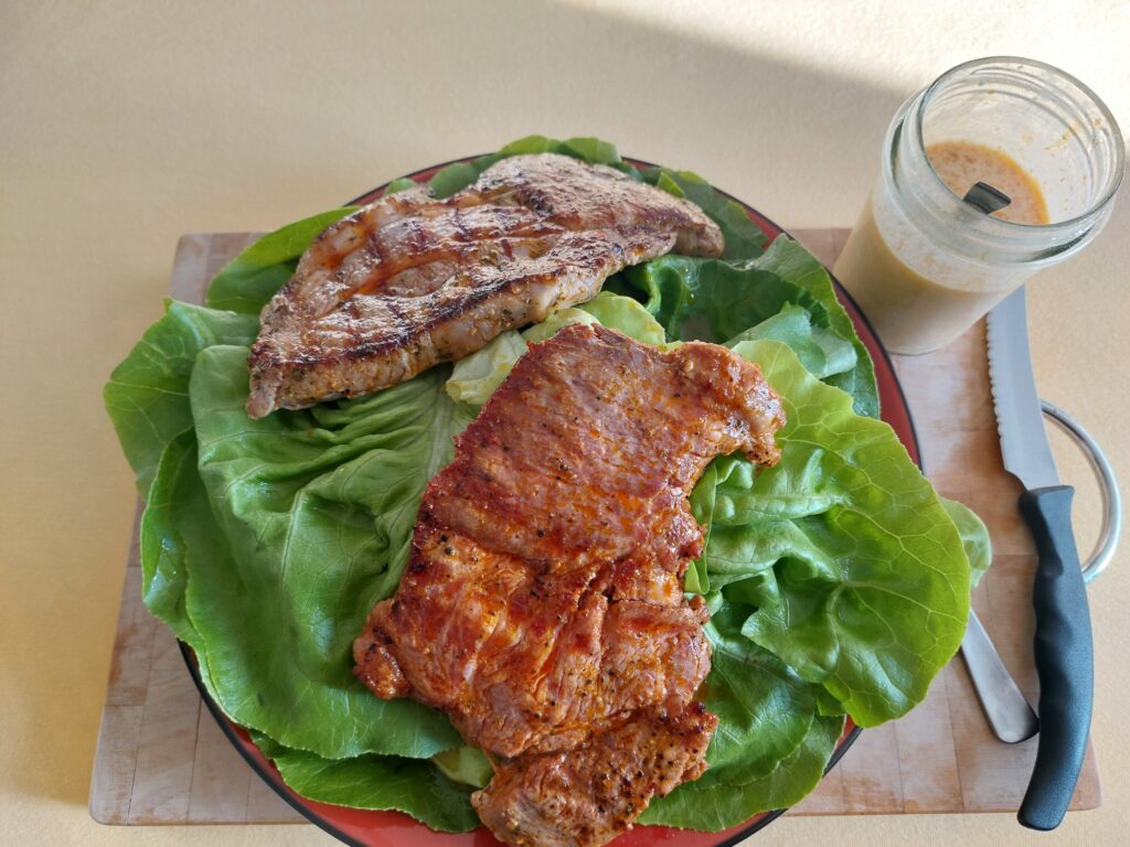 Mariniertes Nackensteak auf Kopfsalatblättern, Dressing separat