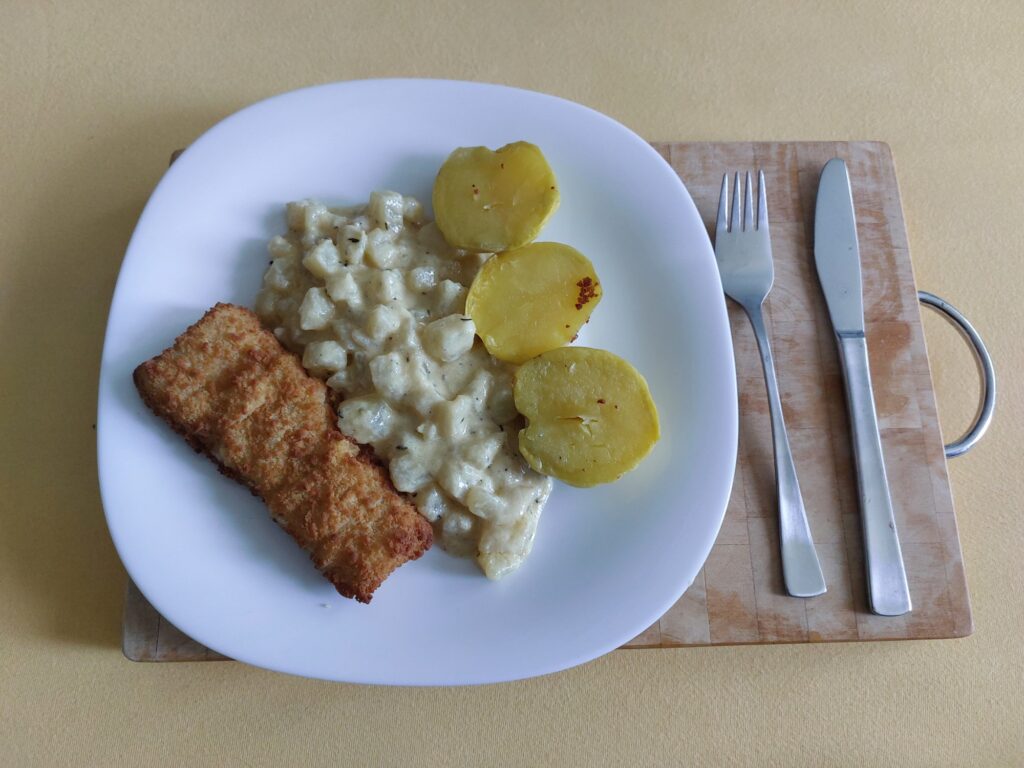 Knusperfisch, Sahnekohlrabi, Backkartoffel