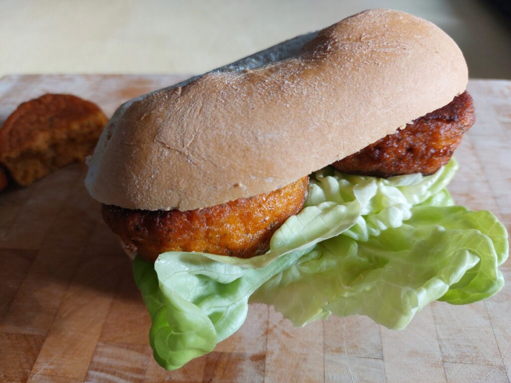 Fischbulettenbrötchen mit Kopfsalatblatt