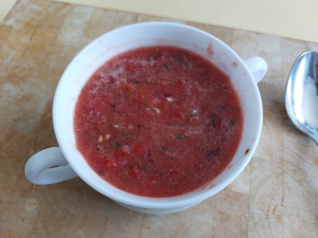 Suppentasse mit Gazpacho