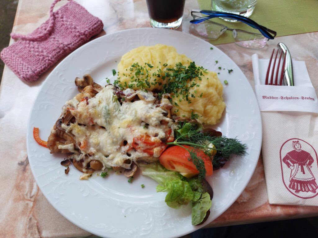 Welsfilet mit Gemüse und Käse überbacken und Karfoffelpüree