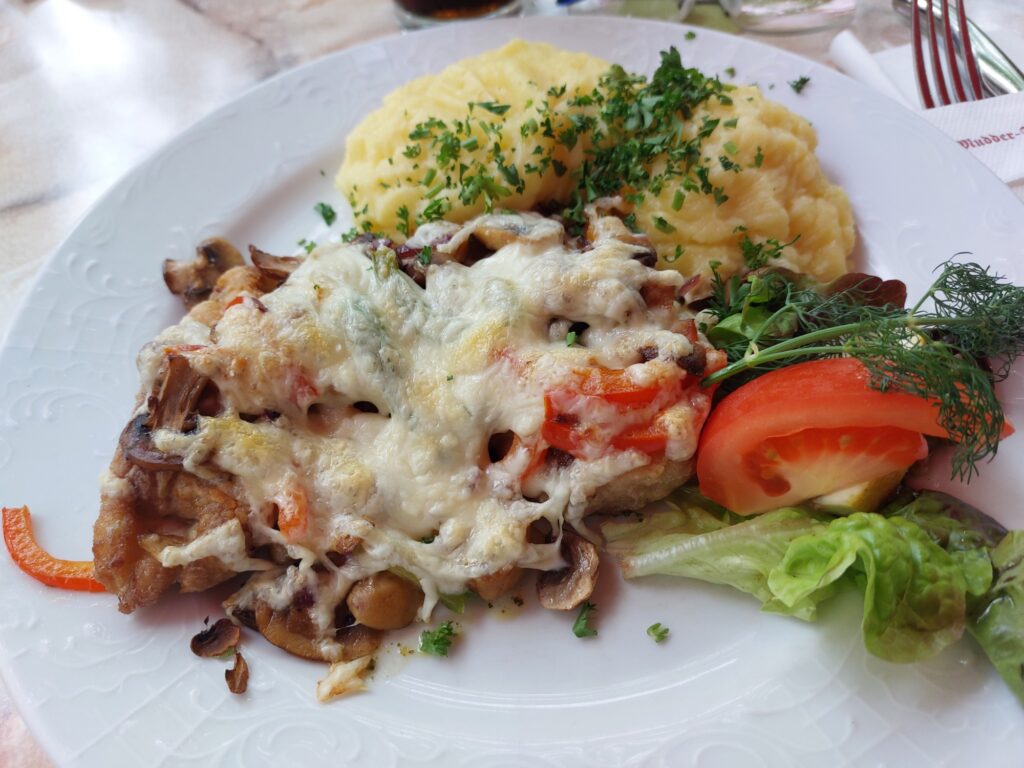 Welsfilet mit Gemüse und Käse überbacken und Karfoffelpüree