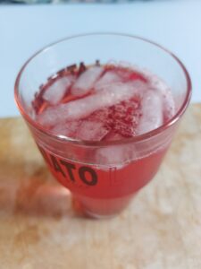 Campari-Tonic im Latte Macchiatto-Glas
