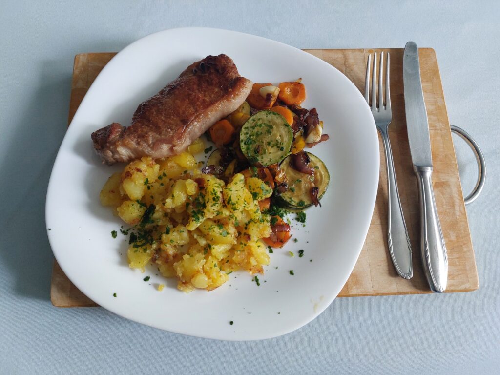 Kalbsrückensteak an Zucchini-Möhren-Zwiebel-Gemüse und Bratkartoffelbruch