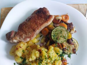 Kalbsrückensteak an Zucchini-Möhren-Zwiebel-Gemüse und Bratkartoffelbruch