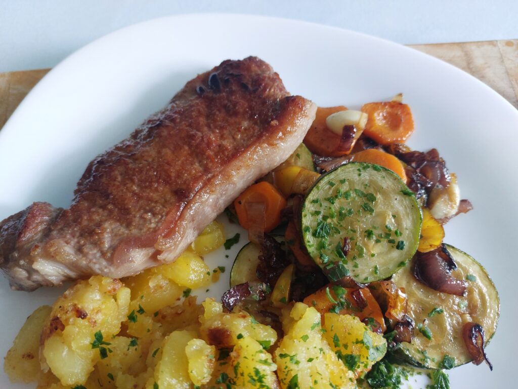 Kalbsrückensteak an Zucchini-Möhren-Zwiebel-Gemüse und Bratkartoffelbruch