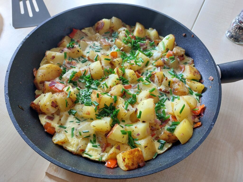 Frittata mit Bratkartoffeln, Zwiebeln, Paprika, Knoblauch, Schnittlauch