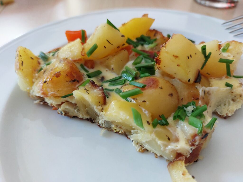Frittata mit Bratkartoffeln, Zwiebeln, Paprika, Knoblauch, Schnittlauch
