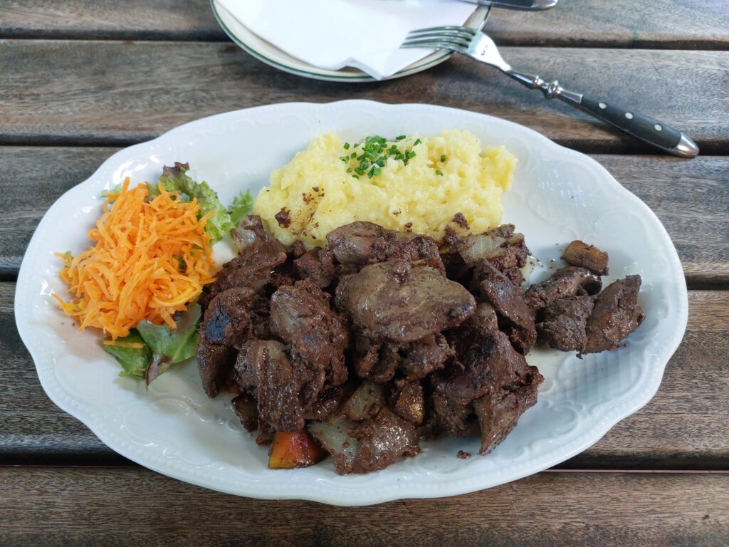 Geflügelleber, Stampfkartoffeln, Möhrenraspel