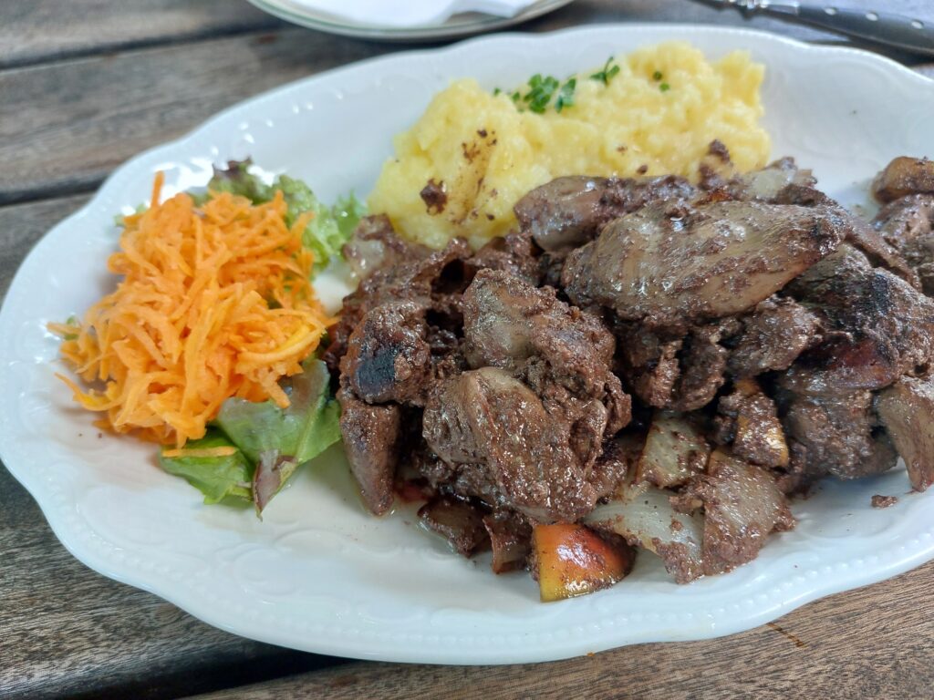 Geflügelleber, Stampfkartoffeln, Möhrenraspel