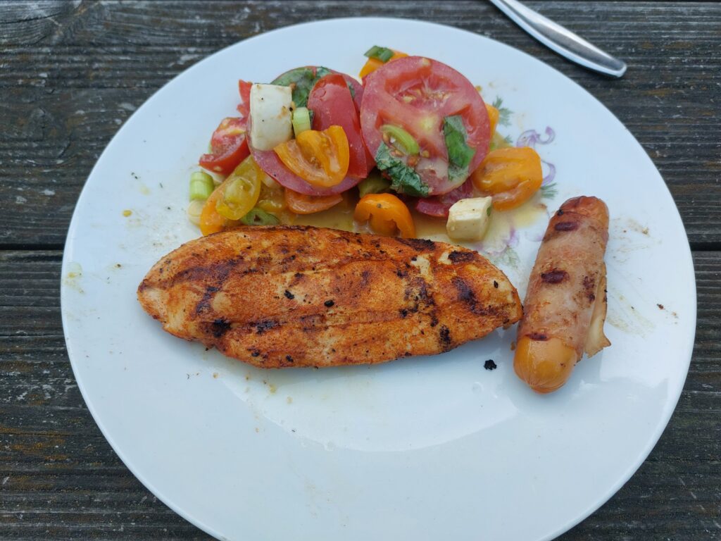 Capresesalat und Grillgut