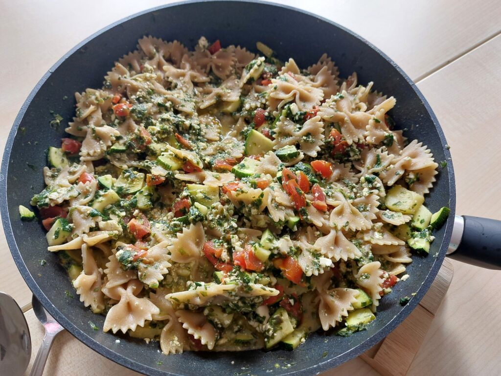 Nudelpfanne mit Spinat, Tomate, Zucchini, Hirtenkäse, Knoblauch