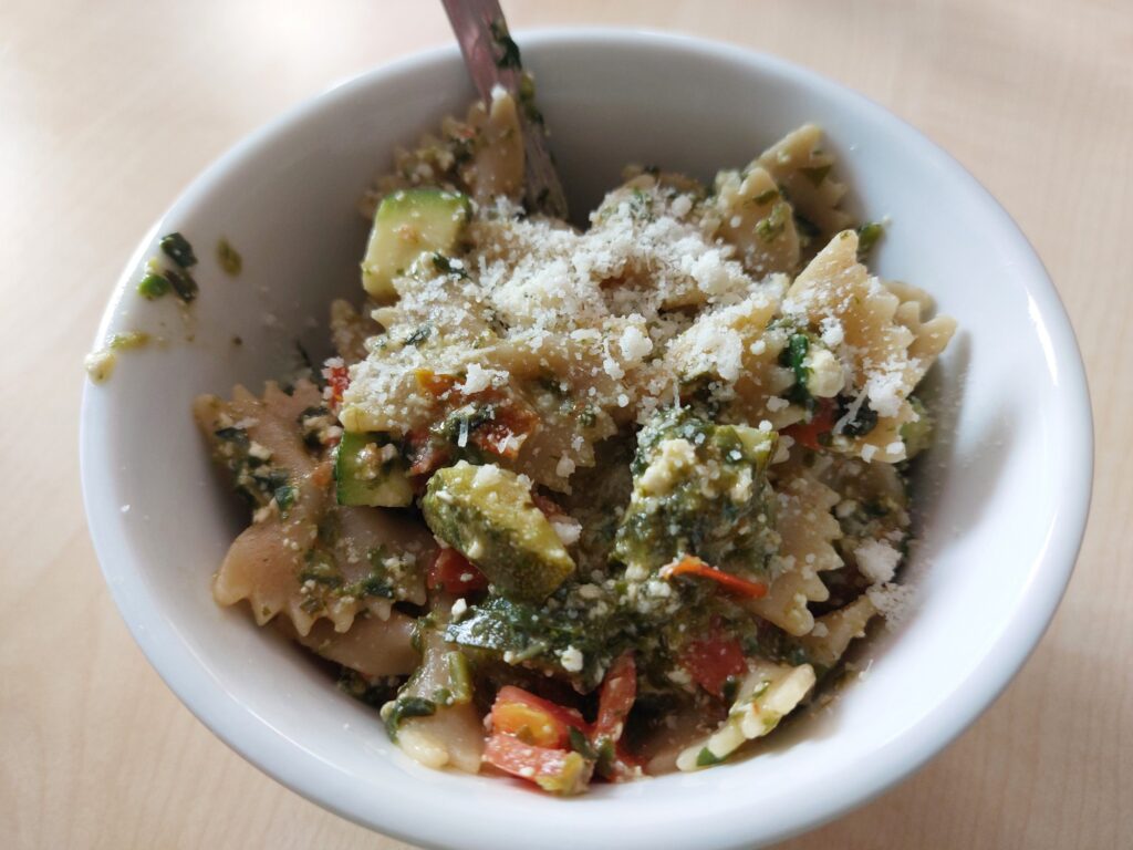 Nudelpfanne mit Spinat, Tomate, Zucchini, Hirtenkäse, Knoblauch