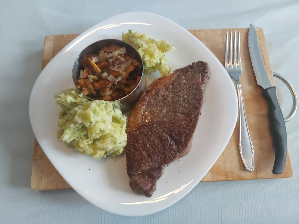 Rumpsteak, Stampfkartoffel, Pfifferlinge und Garnierring
