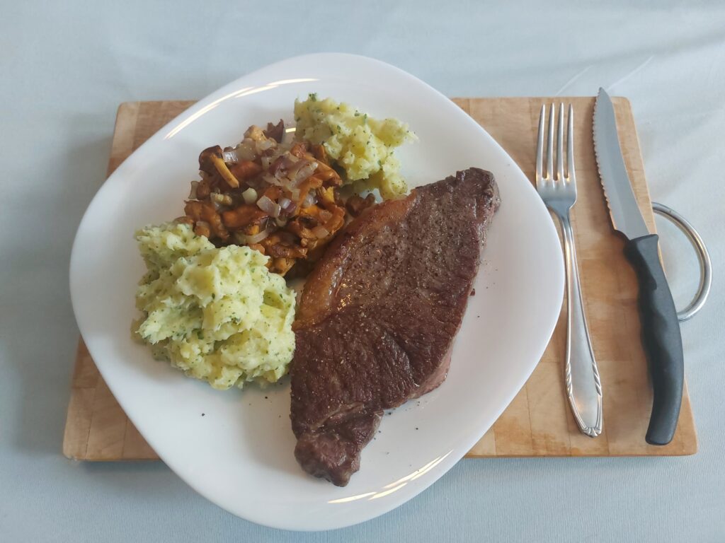 Rumpsteak, Stampfkartoffel, Pfifferlinge