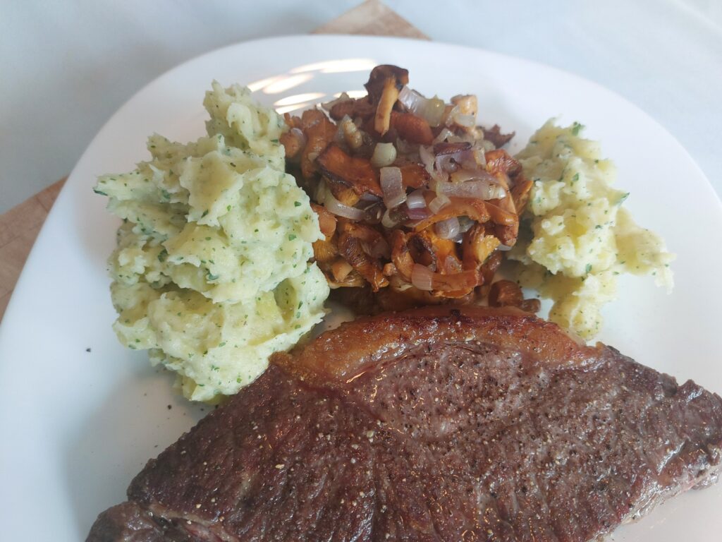 Rumpsteak, Stampfkartoffel, Pfifferlinge
