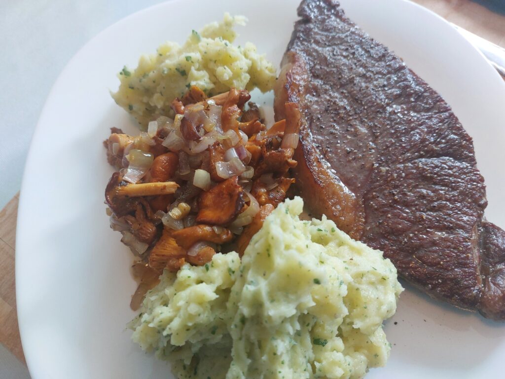 Rumpsteak, Stampfkartoffel, Pfifferlinge