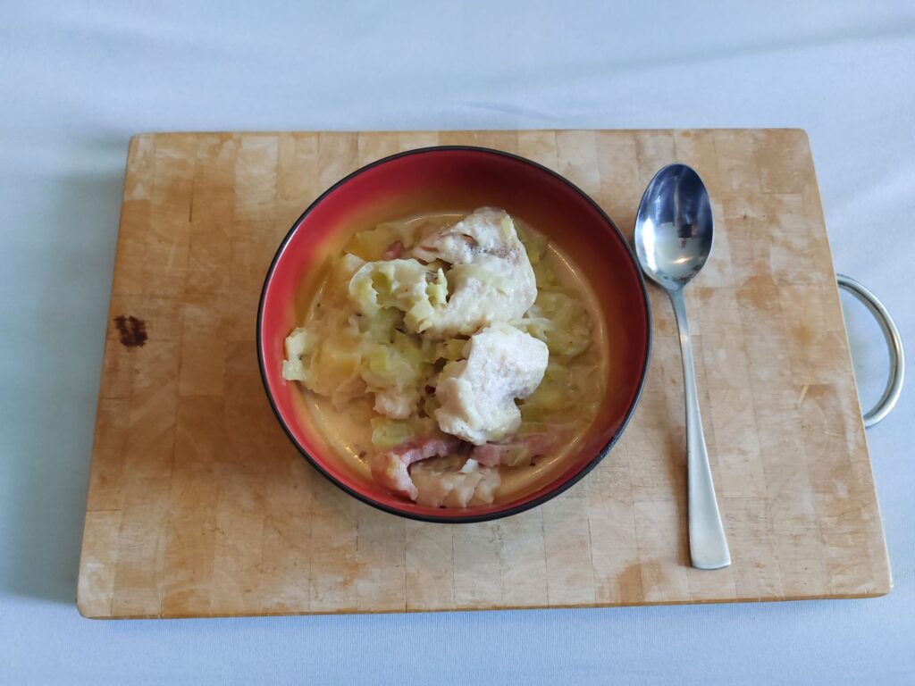 Lauch-Kohl-Speck-Kartoffel-Kabeljau-Milch-Topf