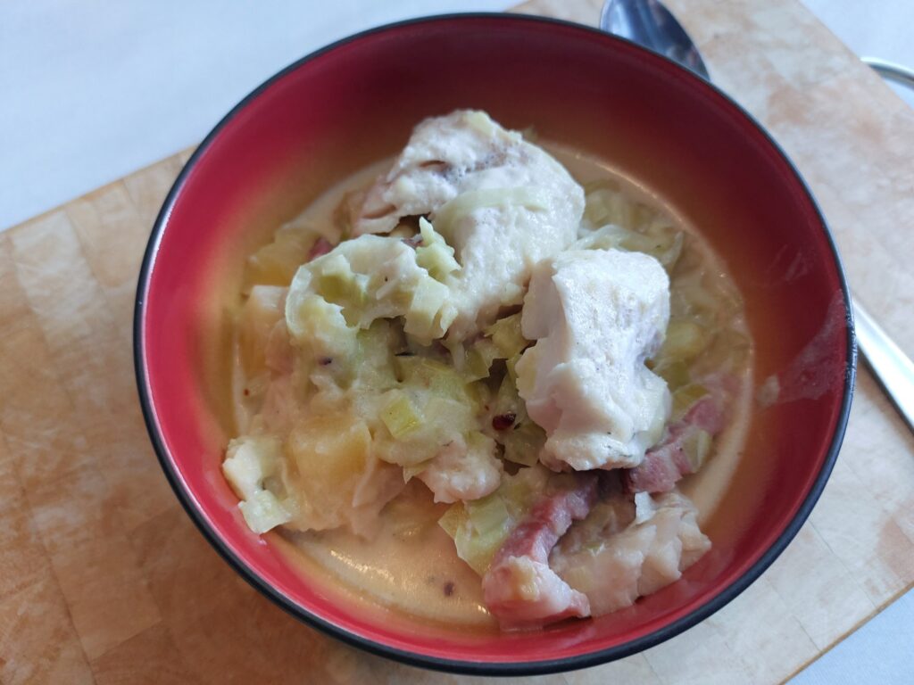Lauch-Kohl-Speck-Kartoffel-Kabeljau-Milch-Topf