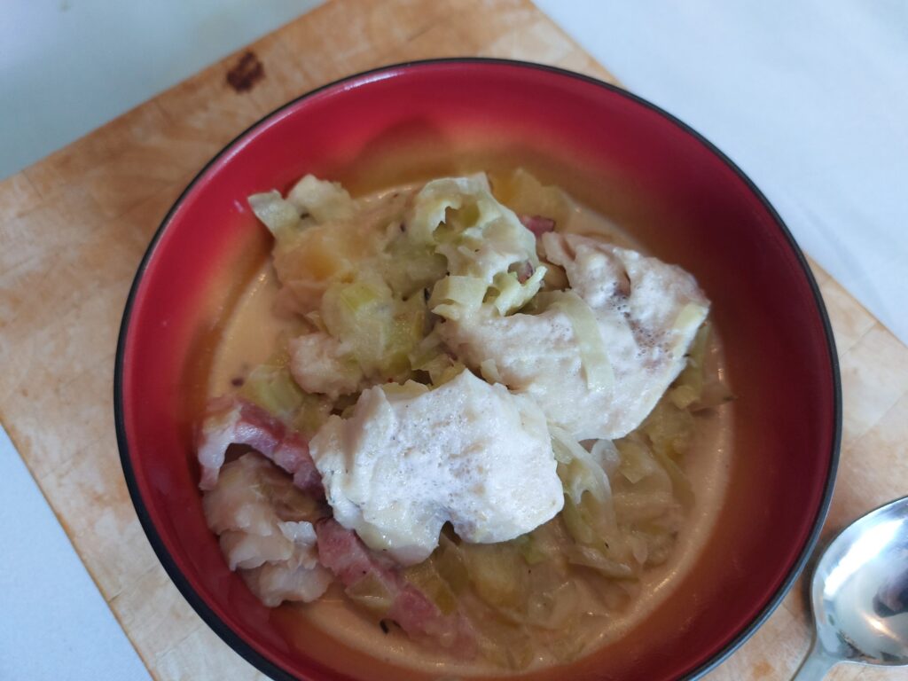 Lauch-Kohl-Speck-Kartoffel-Kabeljau-Milch-Topf