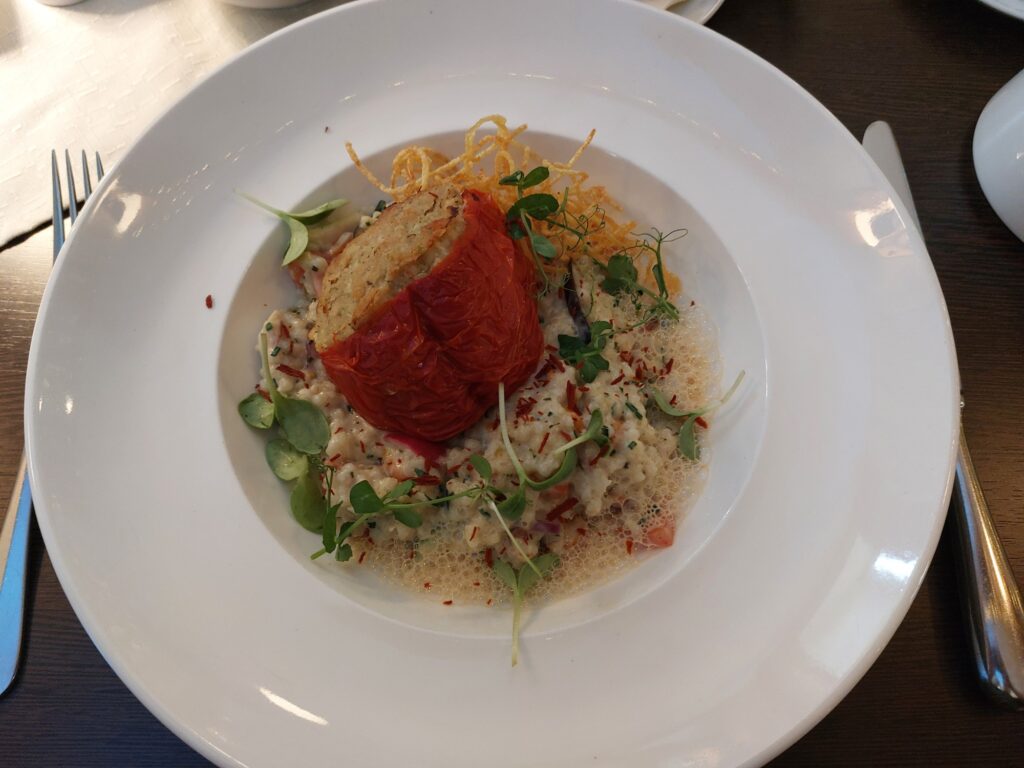 Gefüllte Paprikaschote mit Peenehecht auf Pilz-Graupen-Risotto und Krustentierjus