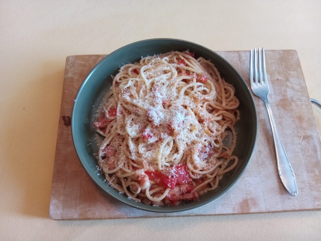 Spaghetti mit Bohnen-Speck-Tomaten-Soße und Parmesan