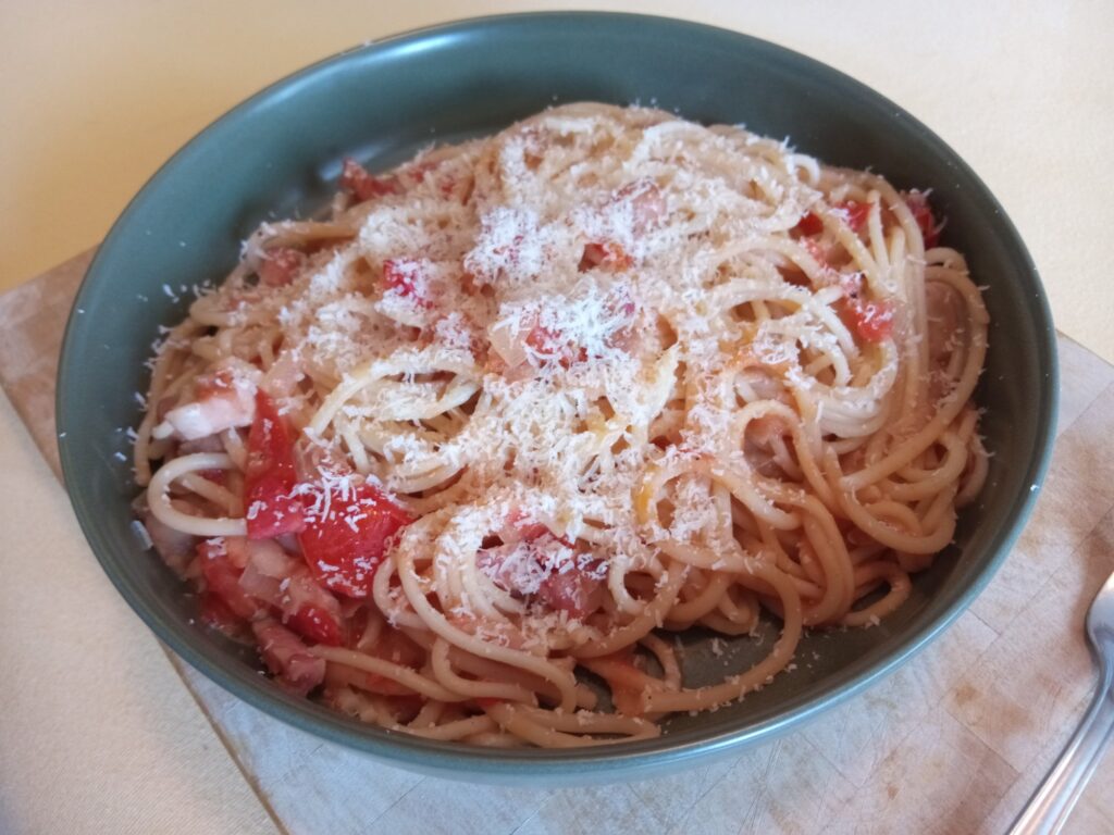 Spaghetti mit Bohnen-Speck-Tomaten-Soße und Parmesan